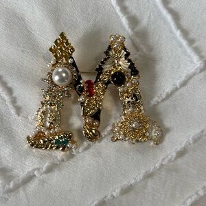 Fashion Jewelry metal brooch letter M